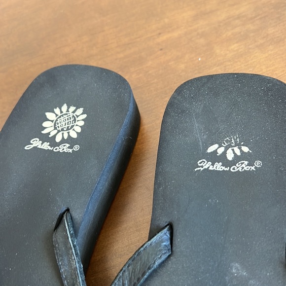 Yellow box black jello rhinestone sandals flip flops size 7 - Picture 4 of 5